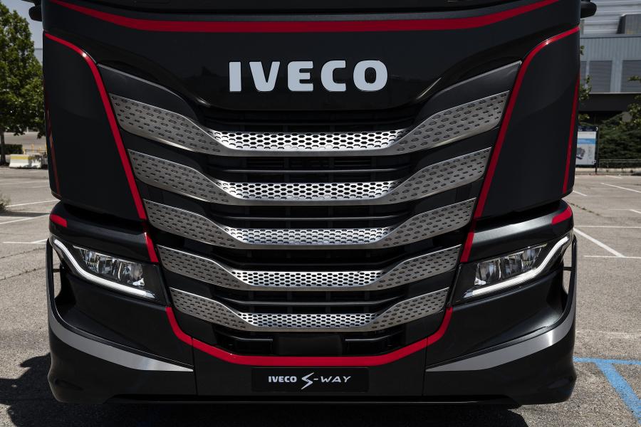 Логотип Iveco S-WAY Fit Cab Concept 2019 года  (фото 2 из 13)